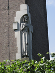 905086 Gezicht op het natuurstenen Christusbeeld in de toren van de voormalige Heilig Hartkerk (Oudwijk 23) te ...